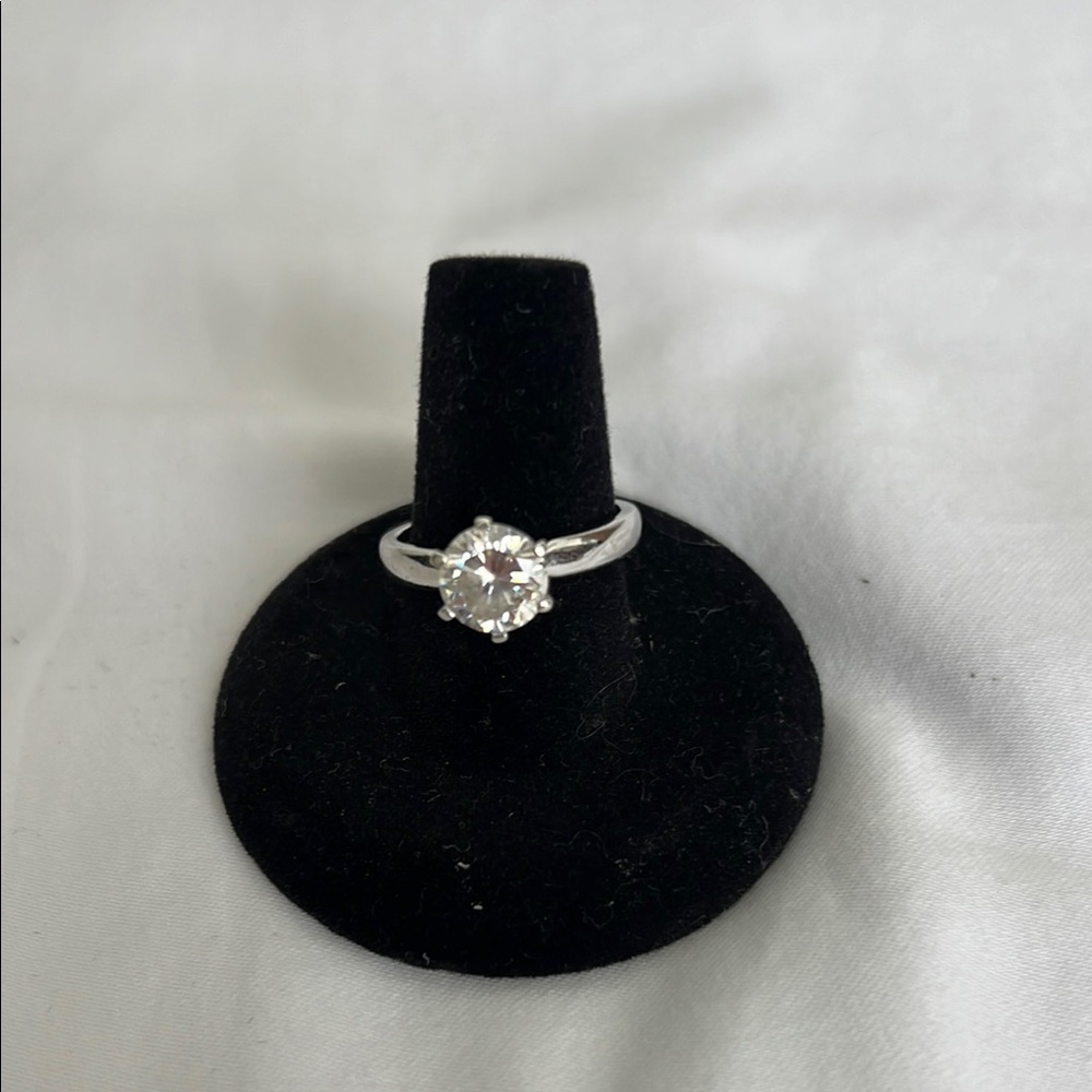 Elegant Silver Ring with Clear Gemstone